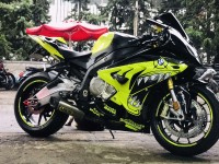 Comprei um kit de carenagem Shark e troquei o kit de origem juntamente! É realmente a BMW S1000RR mais bonita do meu país!