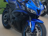 Eu estava à procura de carenagens de boa qualidade depois de comprar a minha moto no ano passado. A minha moto costumava ser vermelha e preta, mas consegui encontrar as carenagens azuis e pretas perfeitas na sua grande seleção! Infelizmente, bati num veado enquanto andava e a moto ficou destruída, mas estou a planear comprar as mesmas carenagens novamente porque são de grande qualidade, especialmente pelo preço que se paga!